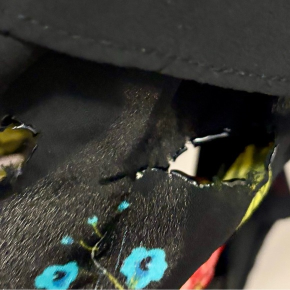 Floral Black Sleeveless Top - Picture 6 of 6